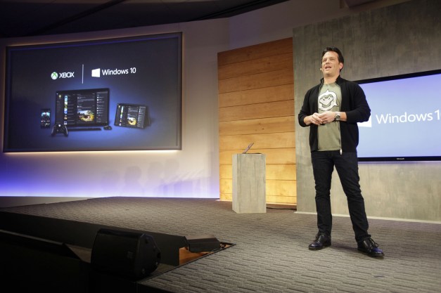 Evento Windows 10 - Phil Spencer con camiseta de Battletoads
