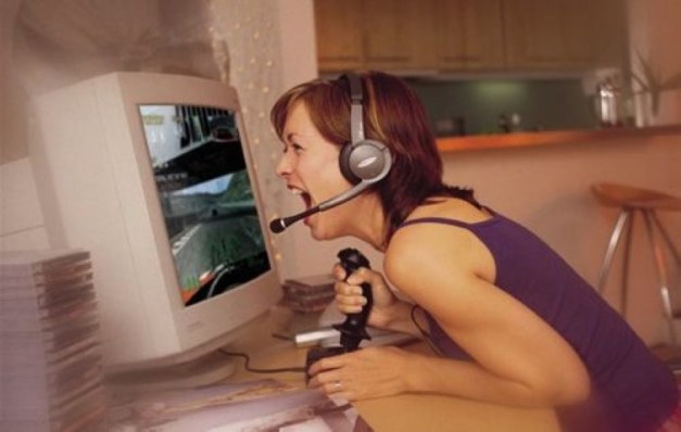 Chica gamer gritando