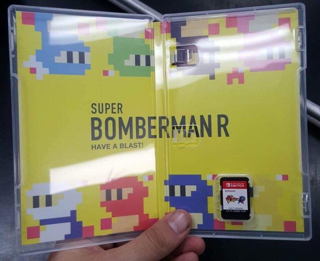nintendo-switch-super-bomberman-r-interior-de-la-caja-jpg